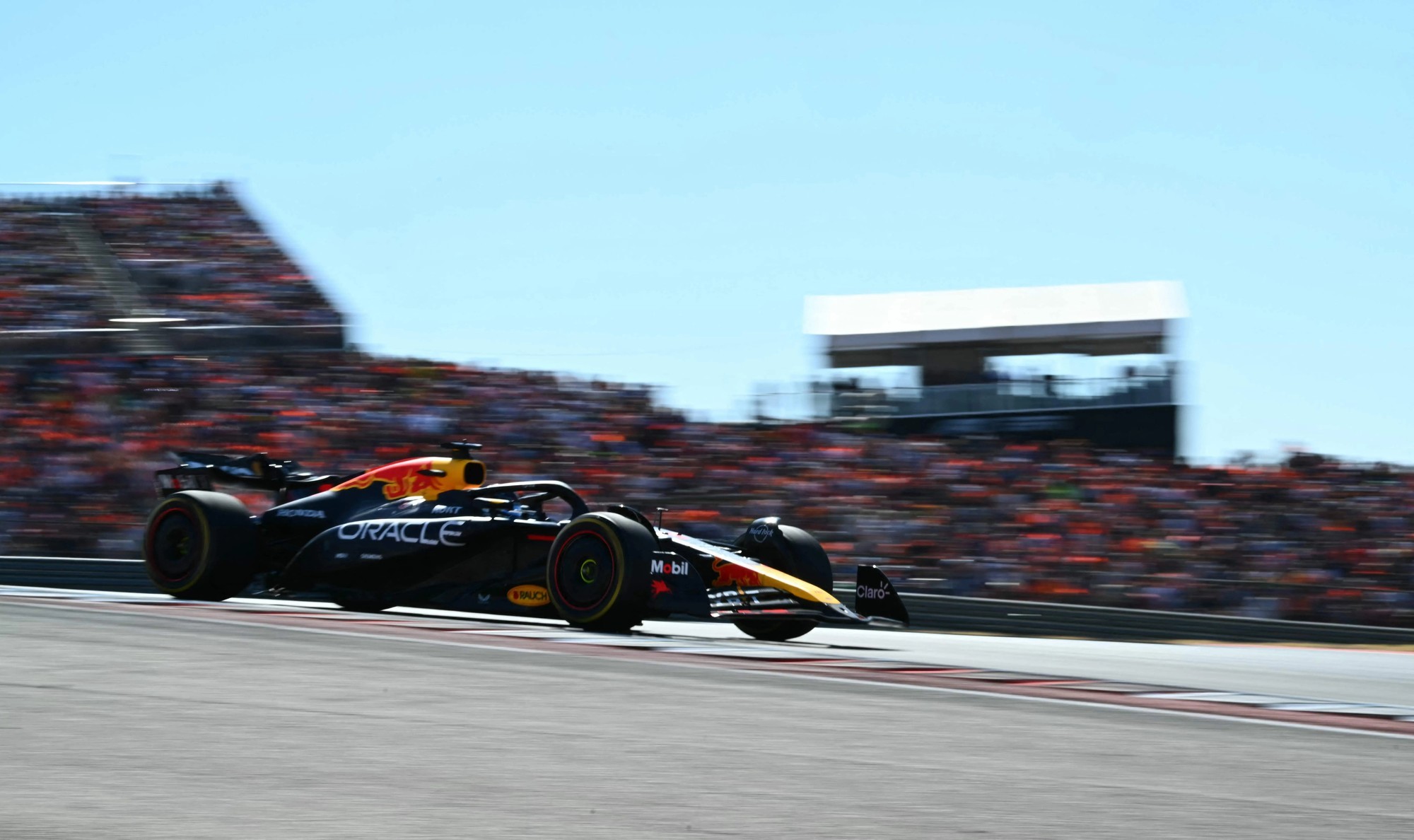 开云体育官网-红牛车队力克阿斯顿马丁，塞恩斯点燃赛场